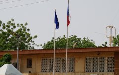 强硬切断法国使馆水电，尼军政府：继续为法使馆提供服务将
