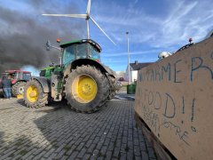 比利时农民封路抗议
